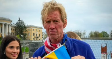 recruiter-with-american-flag-around-his-neck