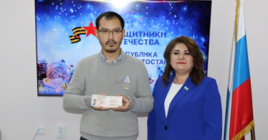 Timur Praliev, a former Wagner mercenary detained after crossing into the United States from Mexico on January 4, receiving his combat-veteran ID at a December 12 event in Bashkortostan.