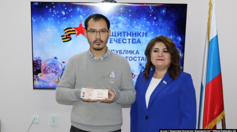 Timur Praliev, a former Wagner mercenary detained after crossing into the United States from Mexico on January 4, receiving his combat-veteran ID at a December 12 event in Bashkortostan.