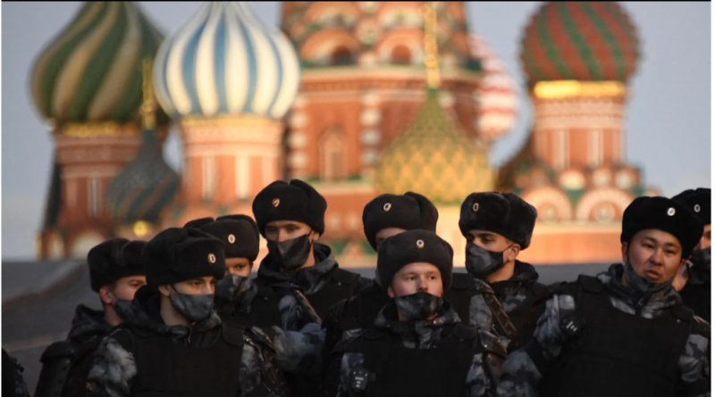 Russian troops stand in front of the Kremlin.